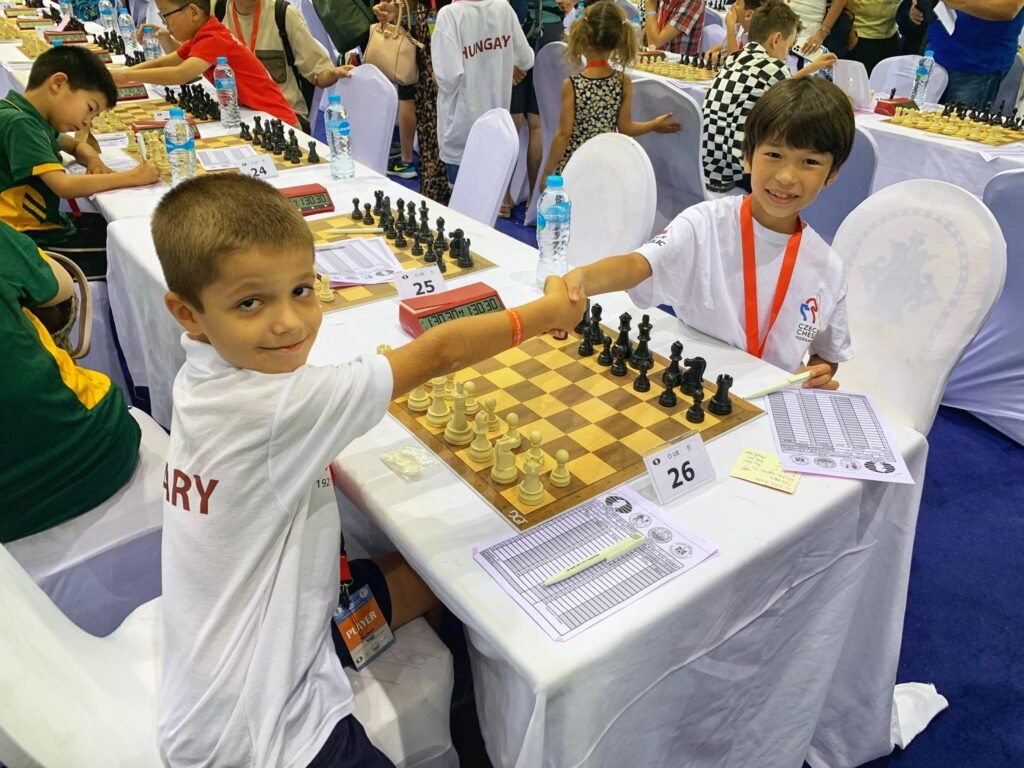 Norbi játszma közben egy ifjúsági sakkversenyen